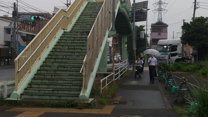 中原街道拡幅に伴い桜ヶ丘交差点の歩道橋架け替え